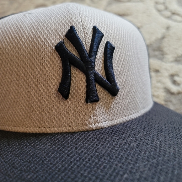 New Era 59Fifty Fitted New York Yankees Ball Cap MLB 7 5/8 - Picture 2 of 6